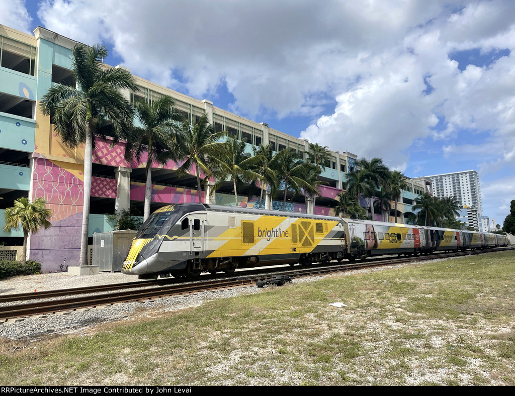 Southbound Brightline clearing CP City Place 